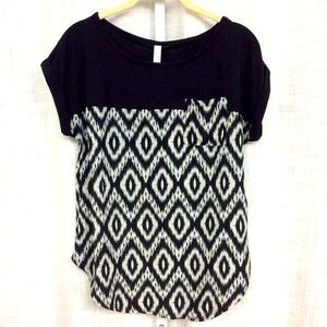 Xhilaration Black and White Geometric Size XS Top